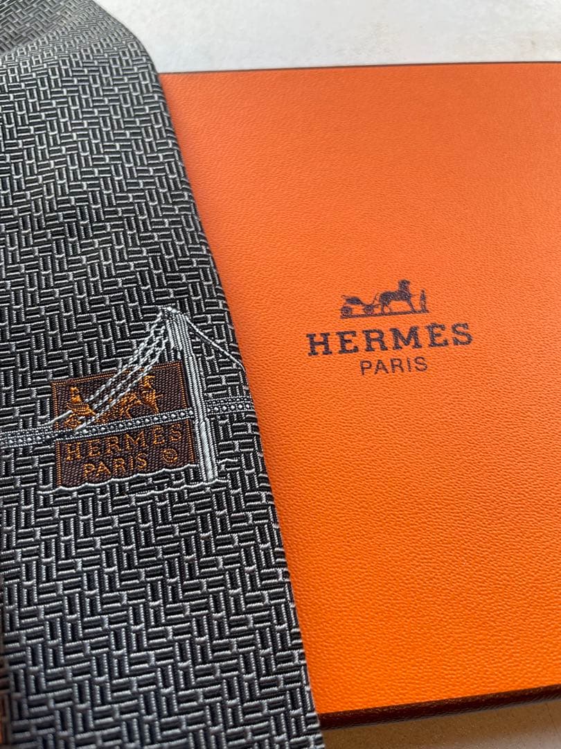【極美品】HERMES 幾何学模様 シルク　ネクタイ　ブラック　ホワイト