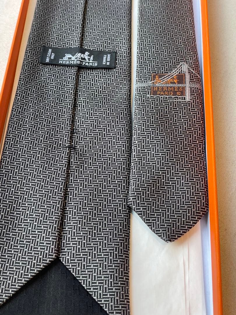 【極美品】HERMES 幾何学模様 シルク　ネクタイ　ブラック　ホワイト