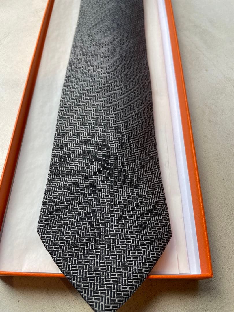 【極美品】HERMES 幾何学模様 シルク　ネクタイ　ブラック　ホワイト