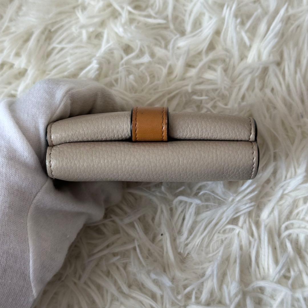 ロエベ アナグラム バーティカルウォレット 三つ折り財布 レザー ベージュ