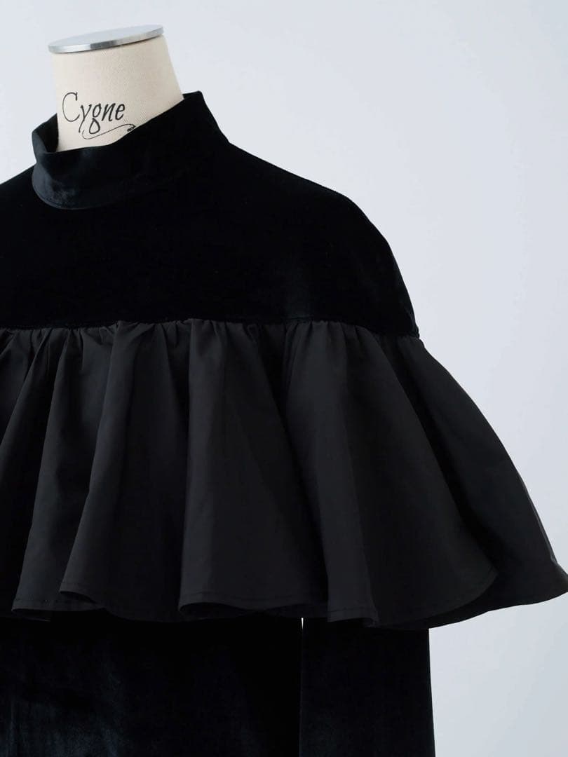 新品 cygne シーニュ ベロアフロントフリルトップス Angeli ブラック