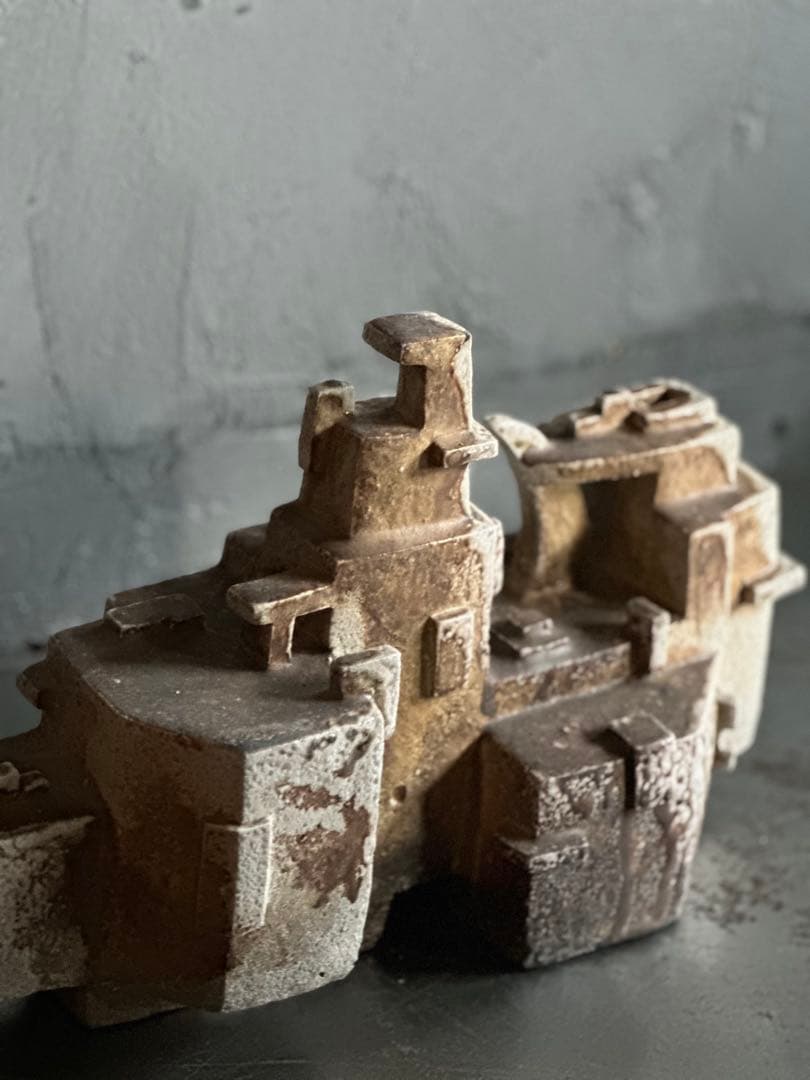 瞬間的お値下げ‼️作家物陶器　花瓶　抽象的陶器彫刻 茶色と白