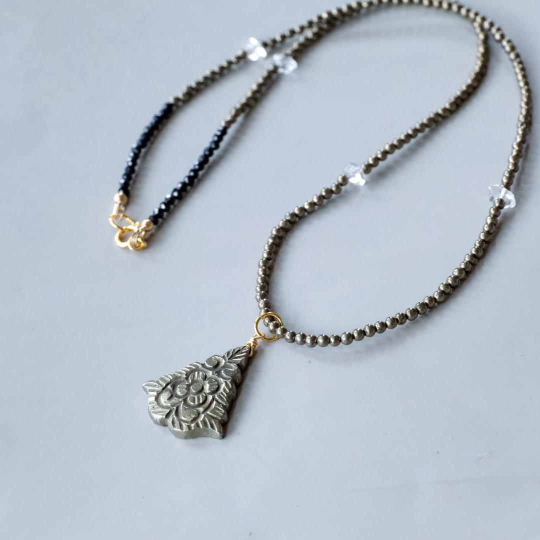 R✴︎H ♦︎14kgfパイライトファンシーシェイプカービングペンダント