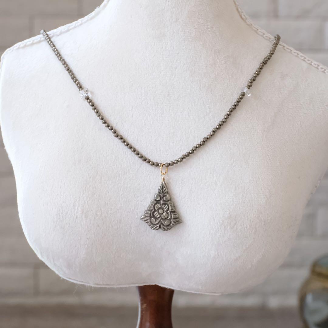 R✴︎H ♦︎14kgfパイライトファンシーシェイプカービングペンダント