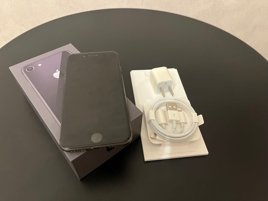 Apple iPhone 8 スペースグレー 本体　充電器付き