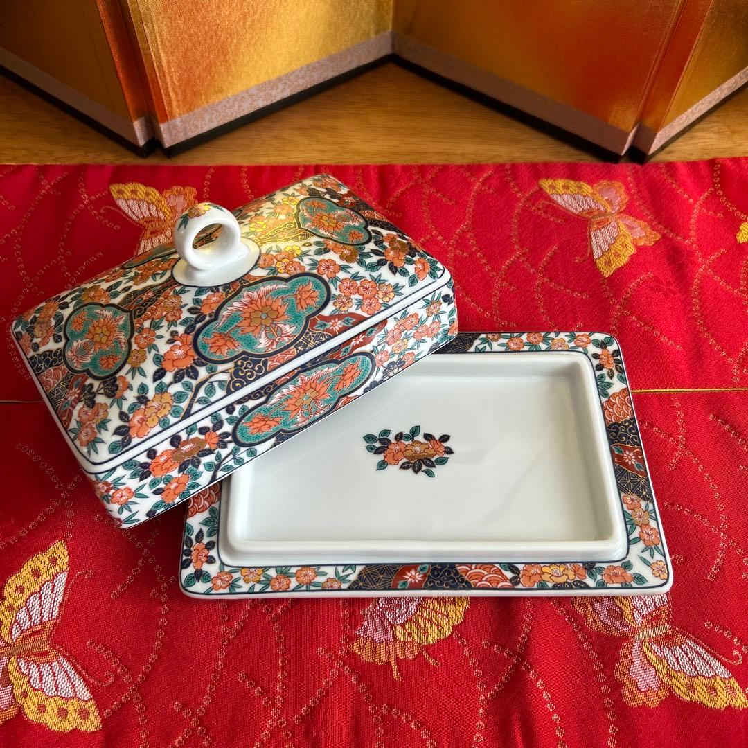 【未使用品】有田焼　彌右衛門窯　金彩古伊万里　染錦牡丹柄　バターケース