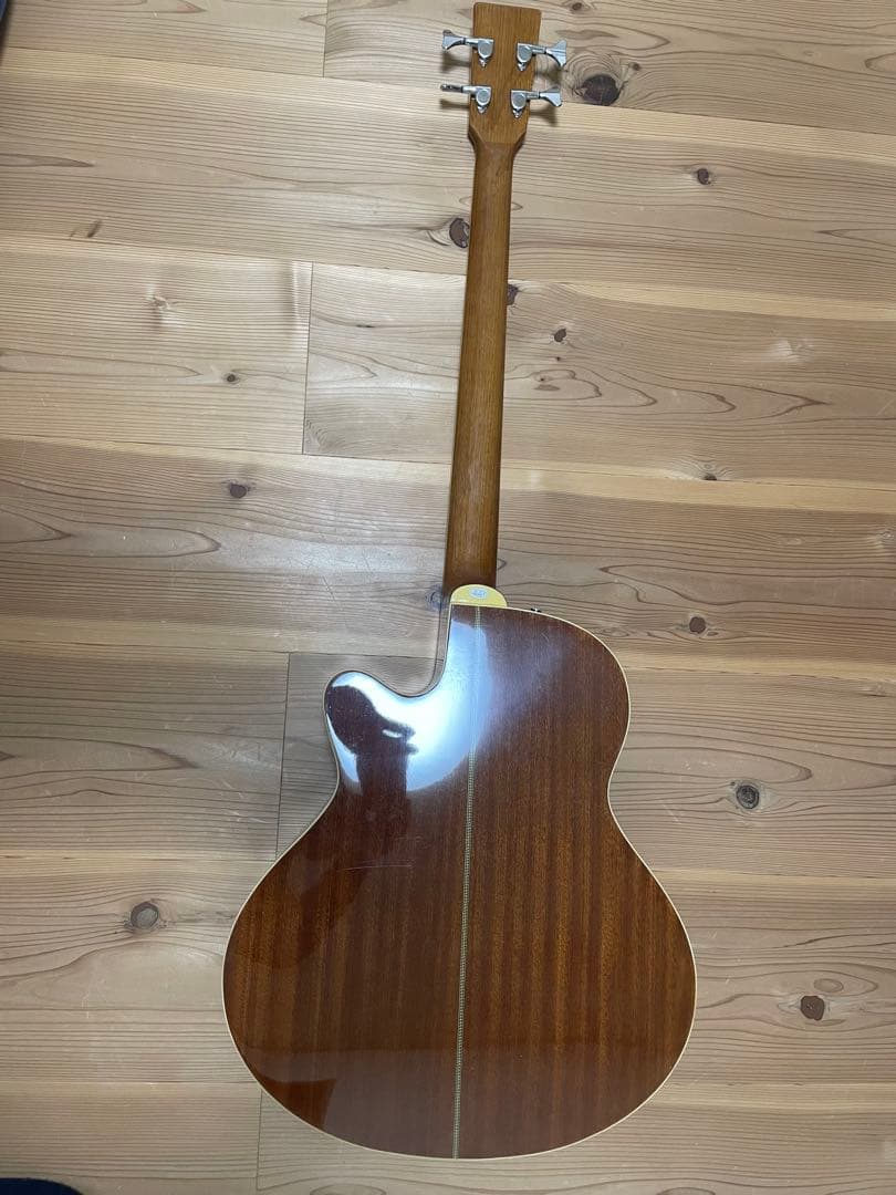 Sepia Crueアコースティックベース サンバースト