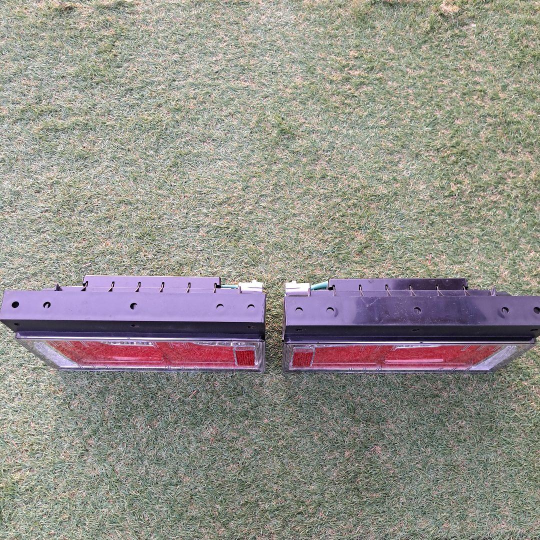 小糸Ｌ型２連LEDテールランプ クリア/レッド左右セット ２４V 新車取り外し品