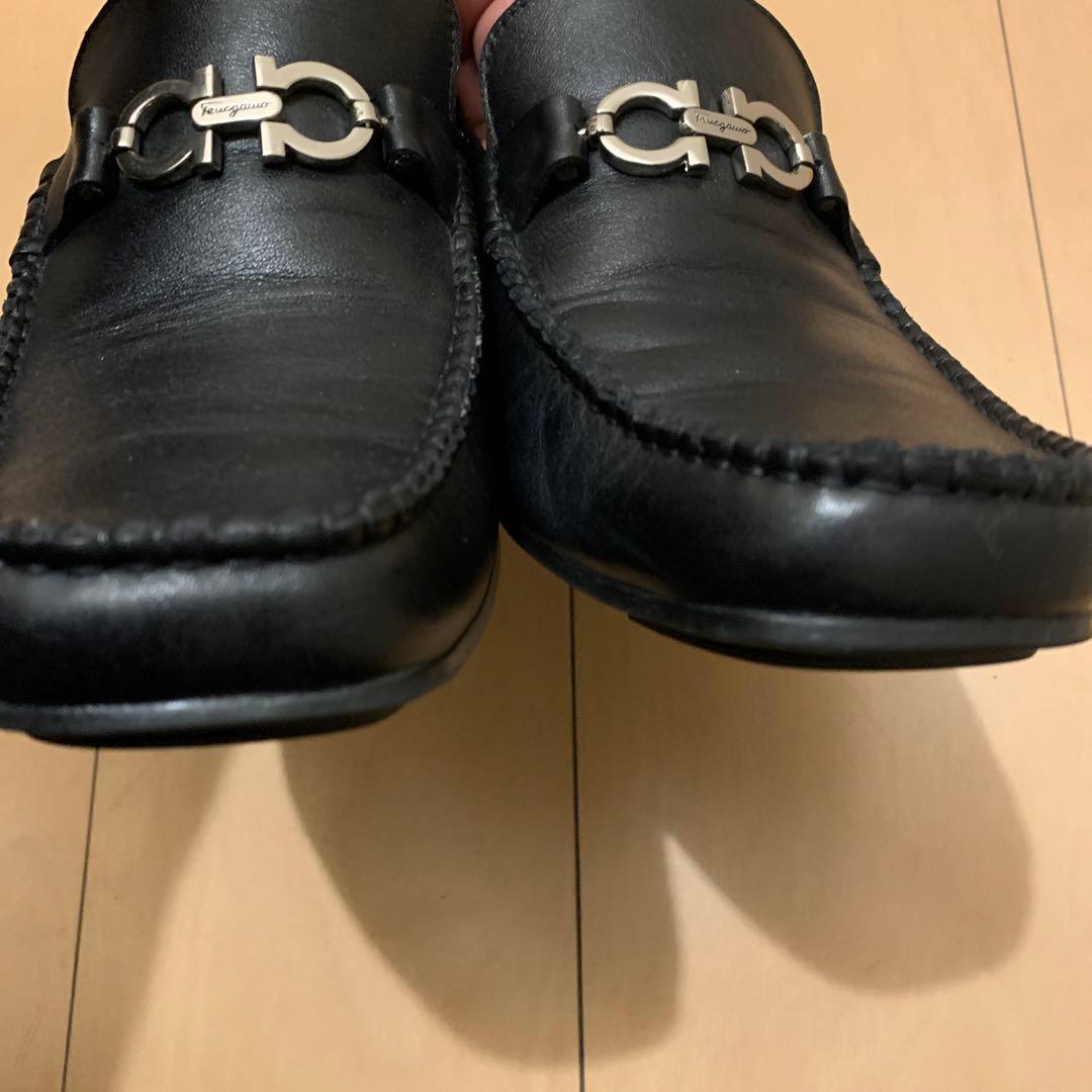 フェラガモ　黒いローファー 金属バックル付き