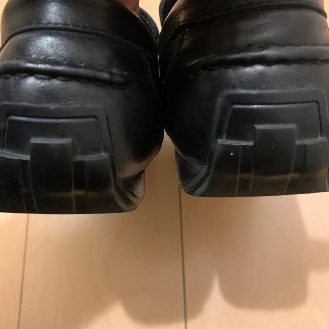 フェラガモ　黒いローファー 金属バックル付き