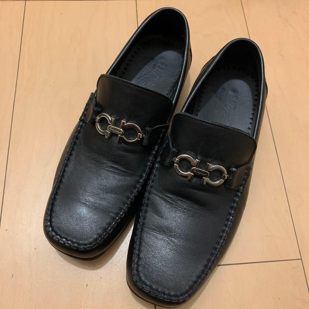 フェラガモ　黒いローファー 金属バックル付き