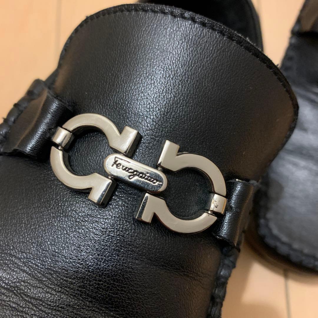 フェラガモ　黒いローファー 金属バックル付き
