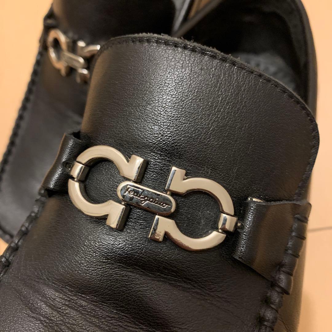 フェラガモ　黒いローファー 金属バックル付き