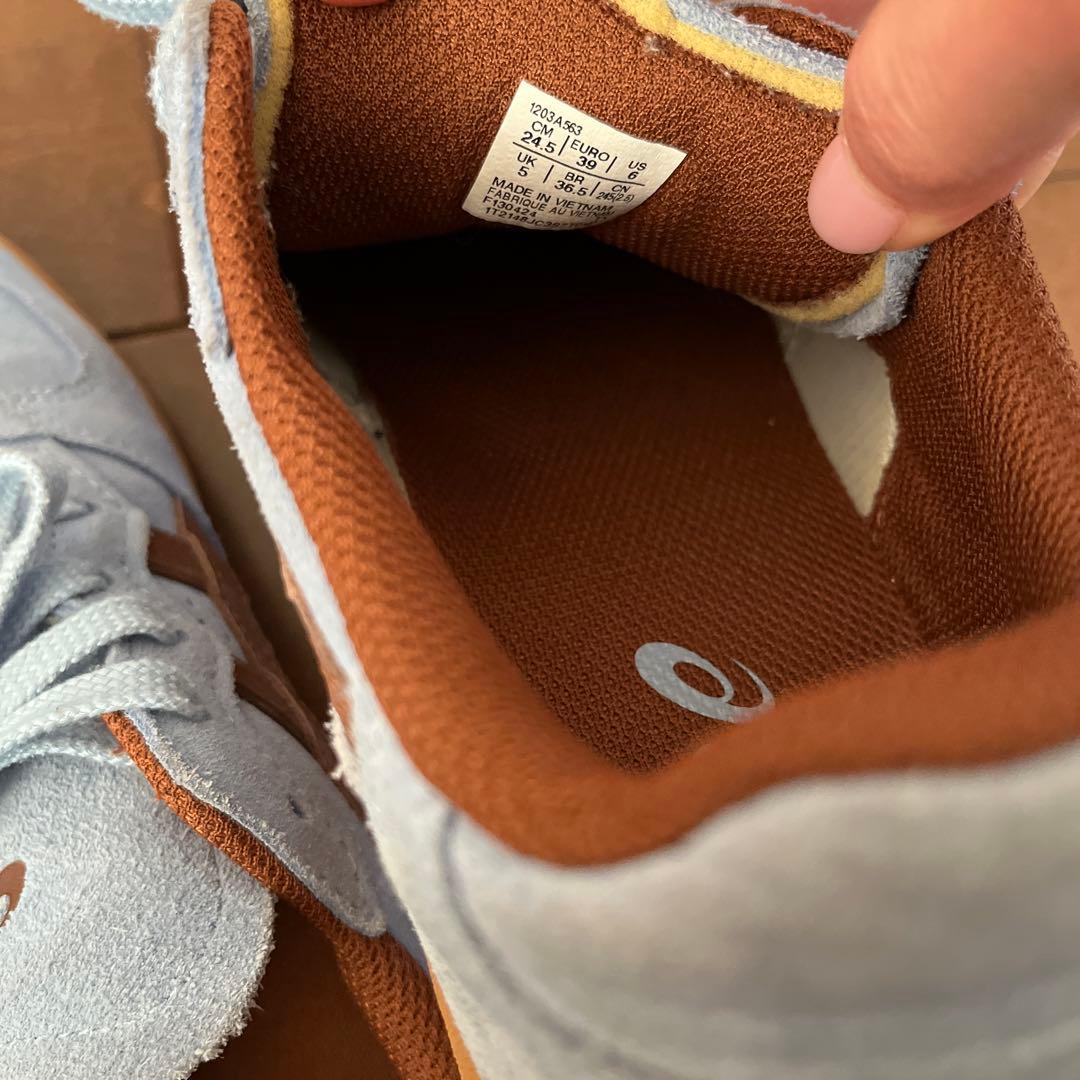 アシックス　HAY ASICS 水色 スエード スニーカー 刺繍　24.5cm