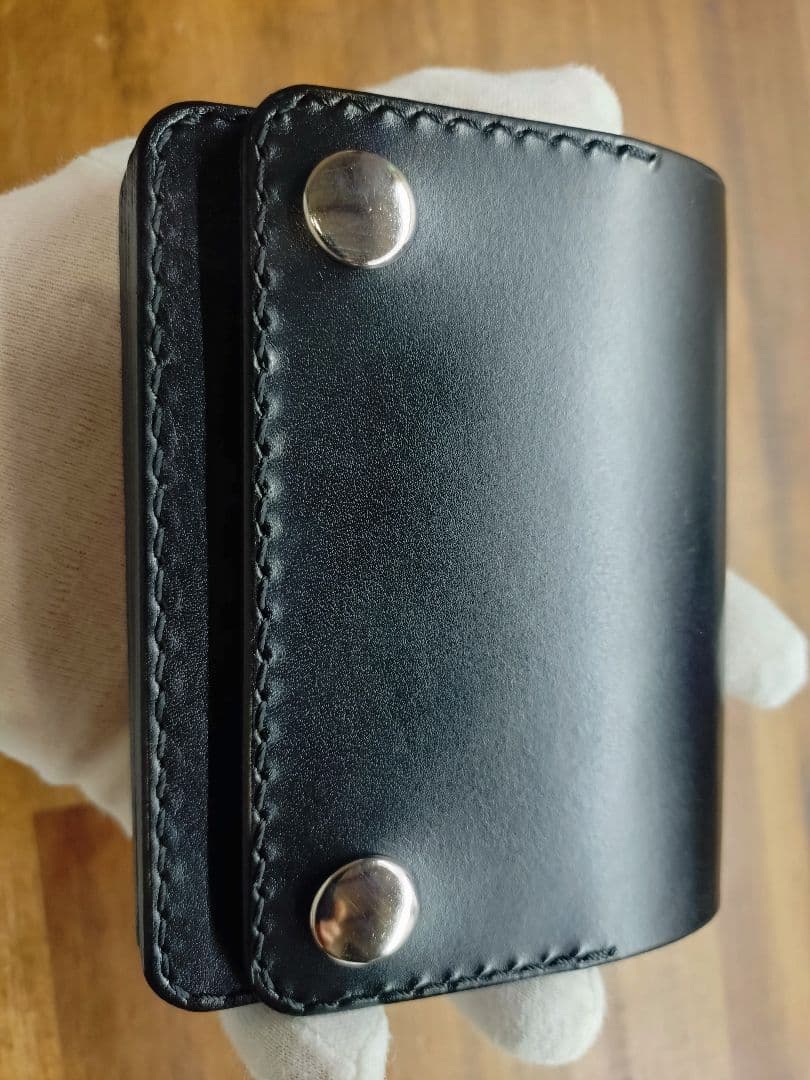 ブラックレザー 二つ折り財布 スナップボタン付き ミニトラッカーウォレット