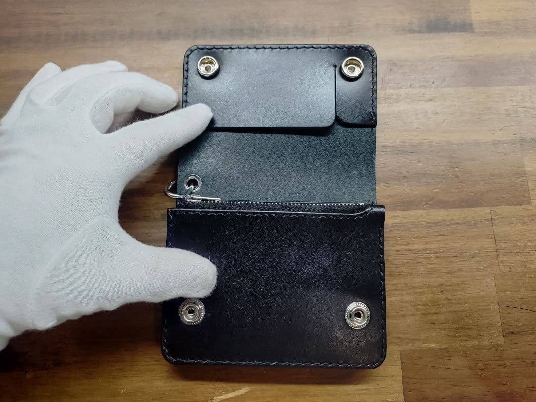 ブラックレザー 二つ折り財布 スナップボタン付き ミニトラッカーウォレット