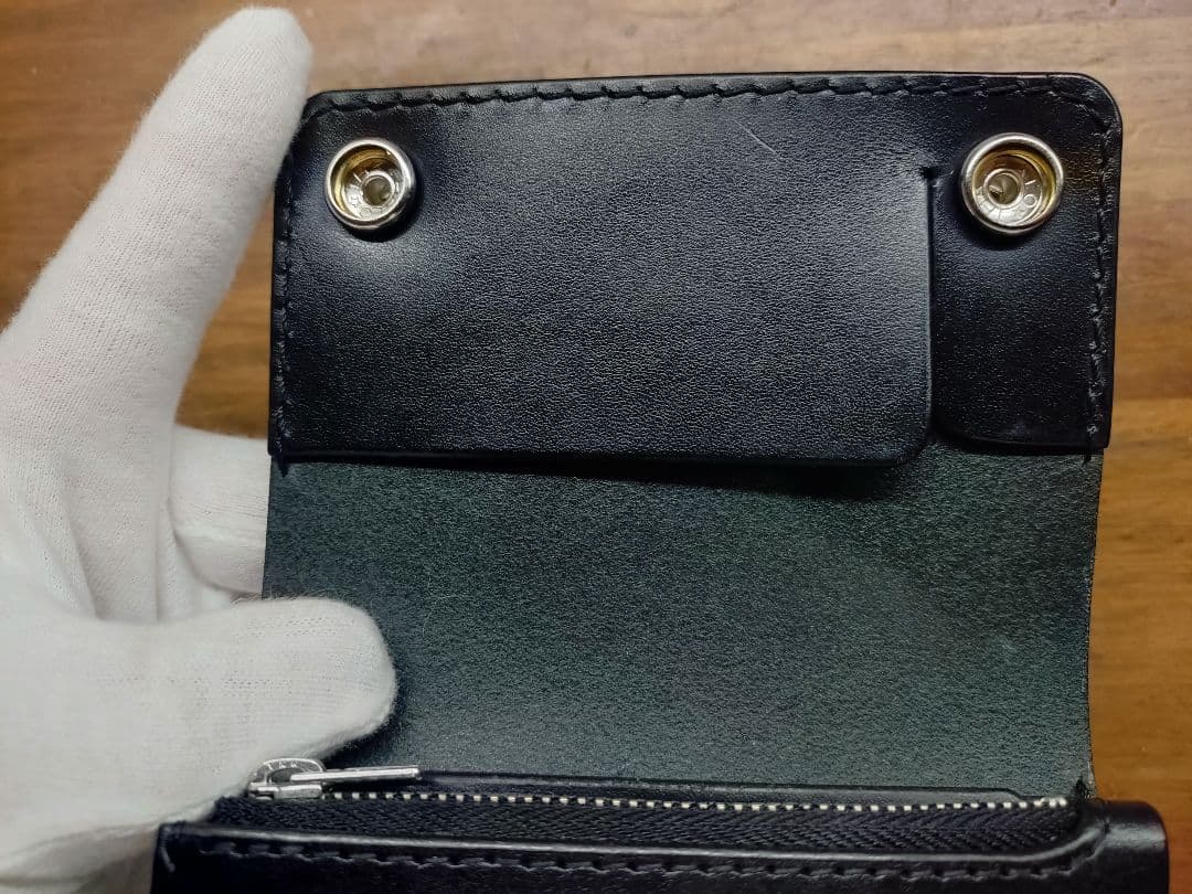 ブラックレザー 二つ折り財布 スナップボタン付き ミニトラッカーウォレット