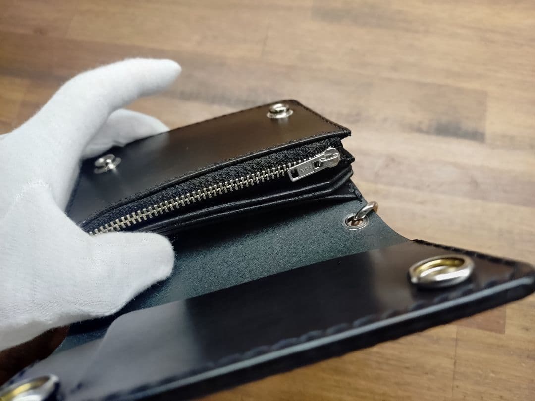 ブラックレザー 二つ折り財布 スナップボタン付き ミニトラッカーウォレット