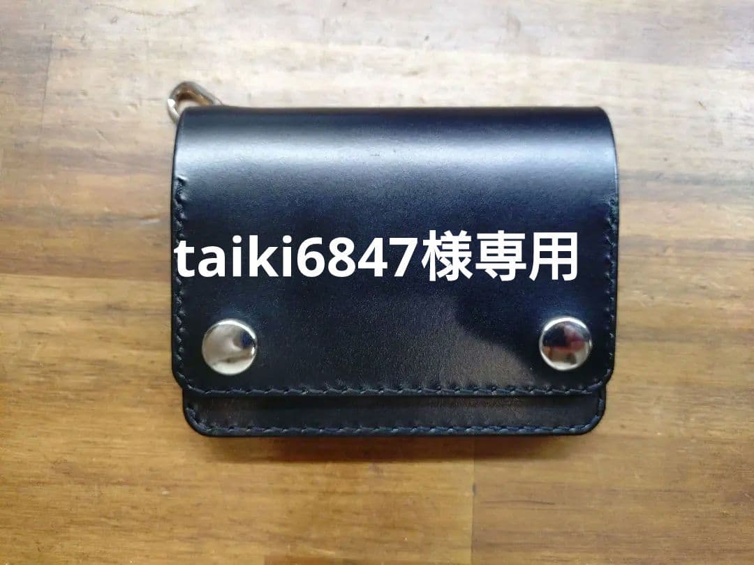 ブラックレザー 二つ折り財布 スナップボタン付き ミニトラッカーウォレット