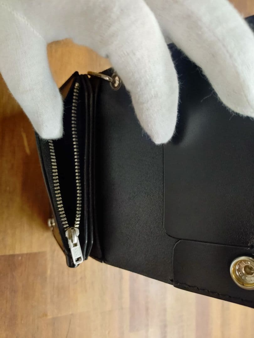 ブラックレザー 二つ折り財布 スナップボタン付き ミニトラッカーウォレット