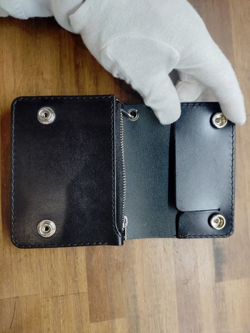 ブラックレザー 二つ折り財布 スナップボタン付き ミニトラッカーウォレット