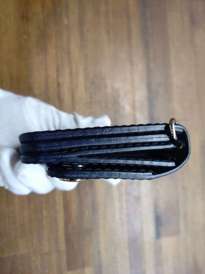 ブラックレザー 二つ折り財布 スナップボタン付き ミニトラッカーウォレット