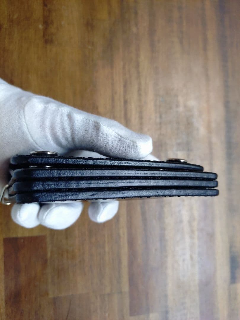 ブラックレザー 二つ折り財布 スナップボタン付き ミニトラッカーウォレット