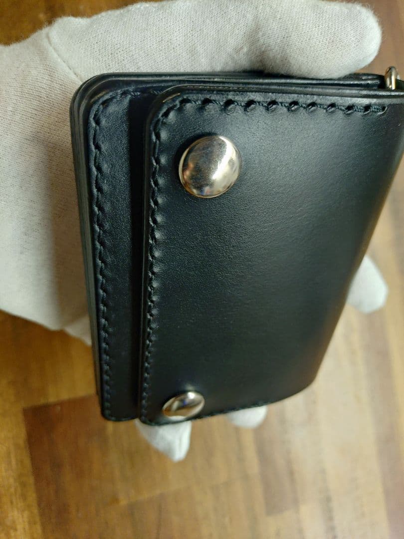 ブラックレザー 二つ折り財布 スナップボタン付き ミニトラッカーウォレット