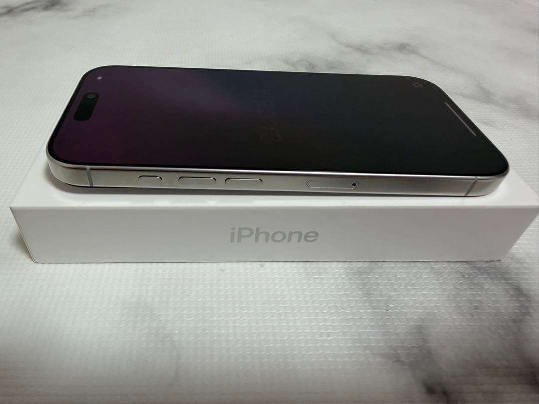 iPhone 16 Pro 128GB ホワイトチタニウム ケース付き