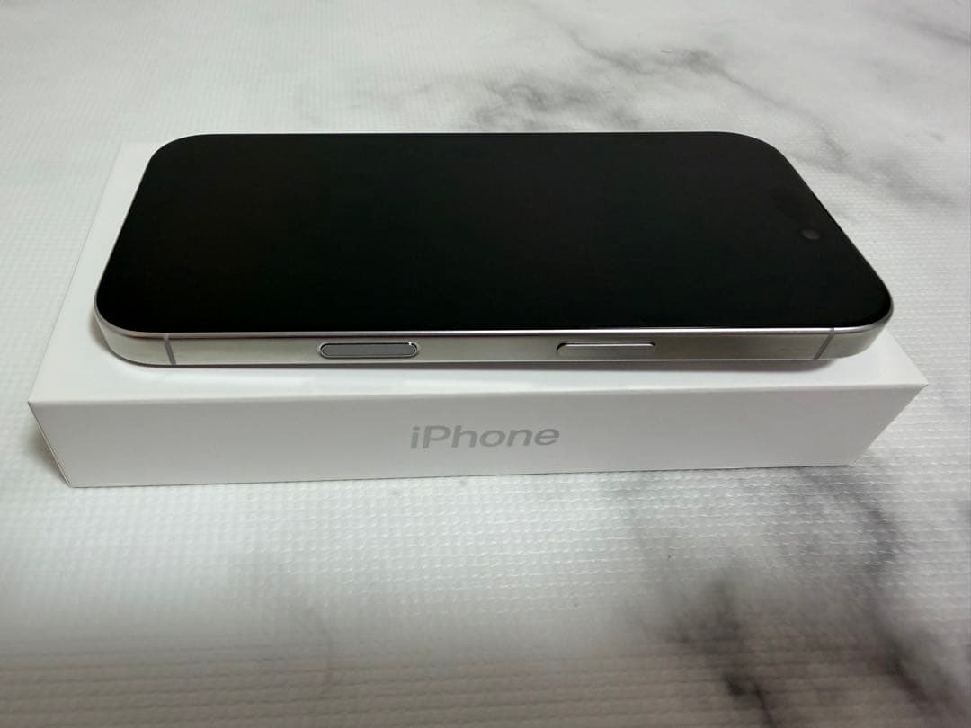 iPhone 16 Pro 128GB ホワイトチタニウム ケース付き