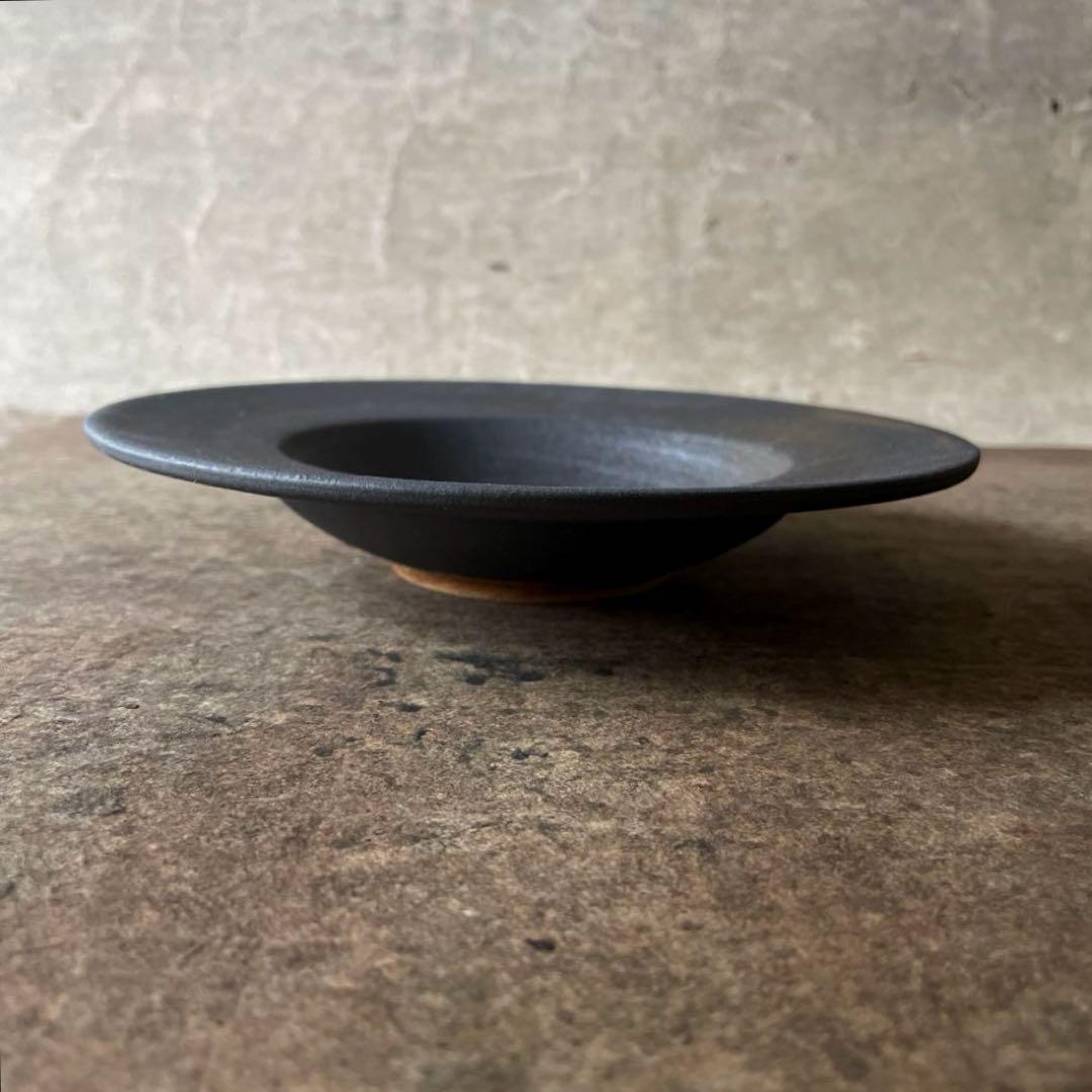 銀のたまご 美濃焼　黒錆マットリム6.5寸深皿