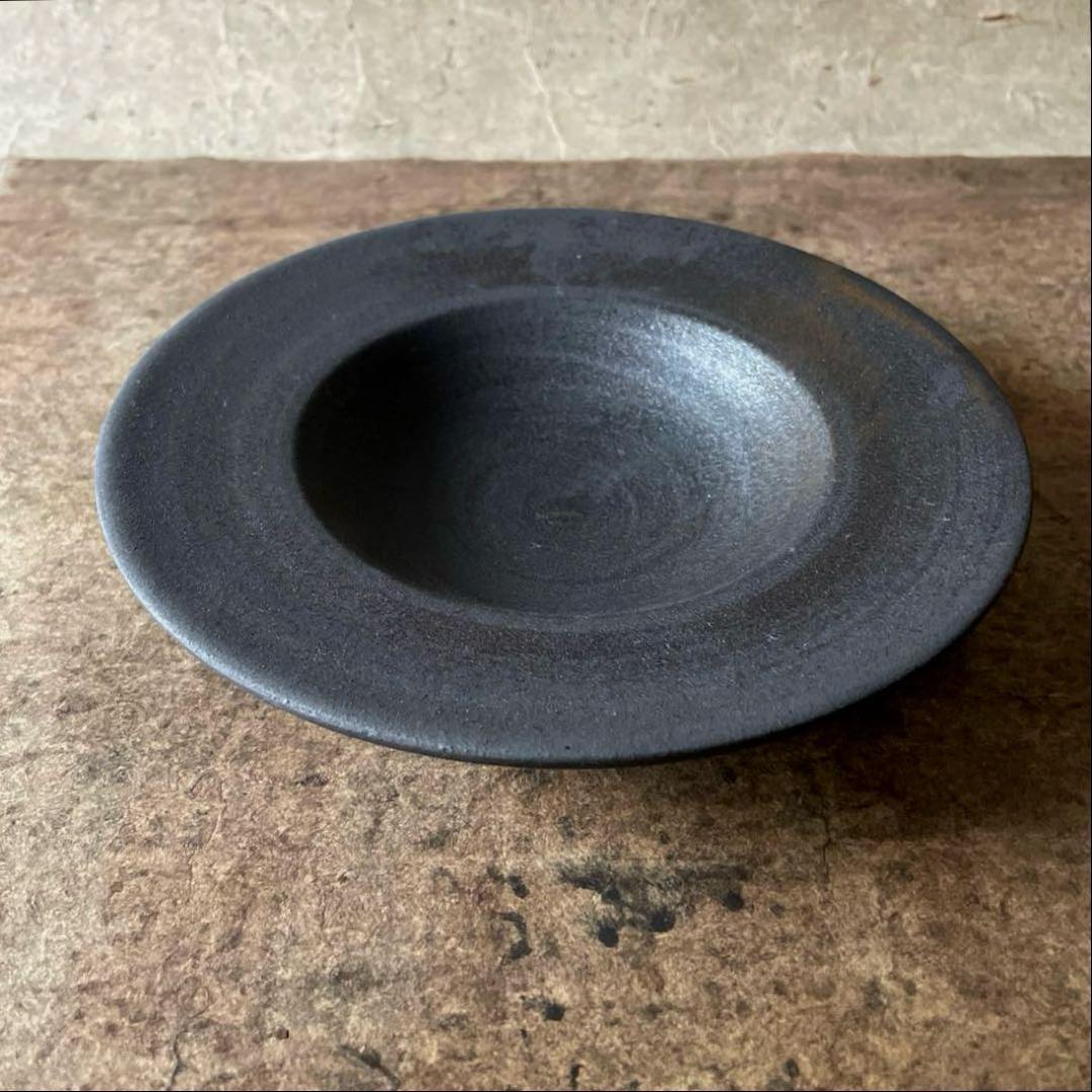 銀のたまご 美濃焼　黒錆マットリム6.5寸深皿