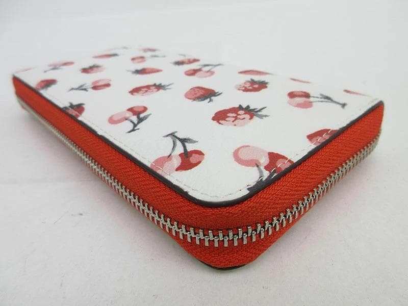 未使用品.COACHコーチ.ストベリー（苺柄）マルチカラー長財布