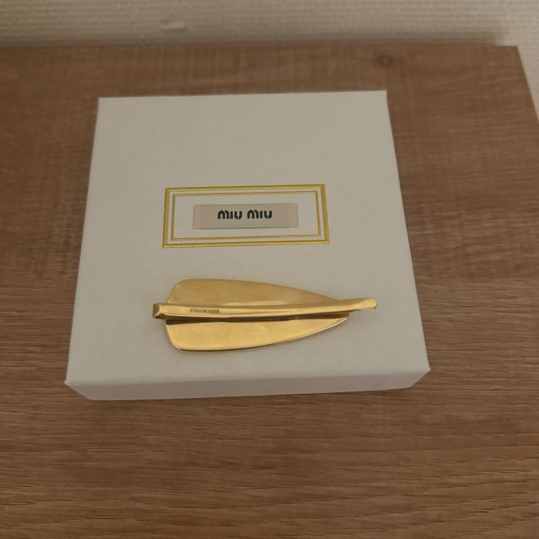 miumiu エナメルメタル　ヘアクリップ　レッド