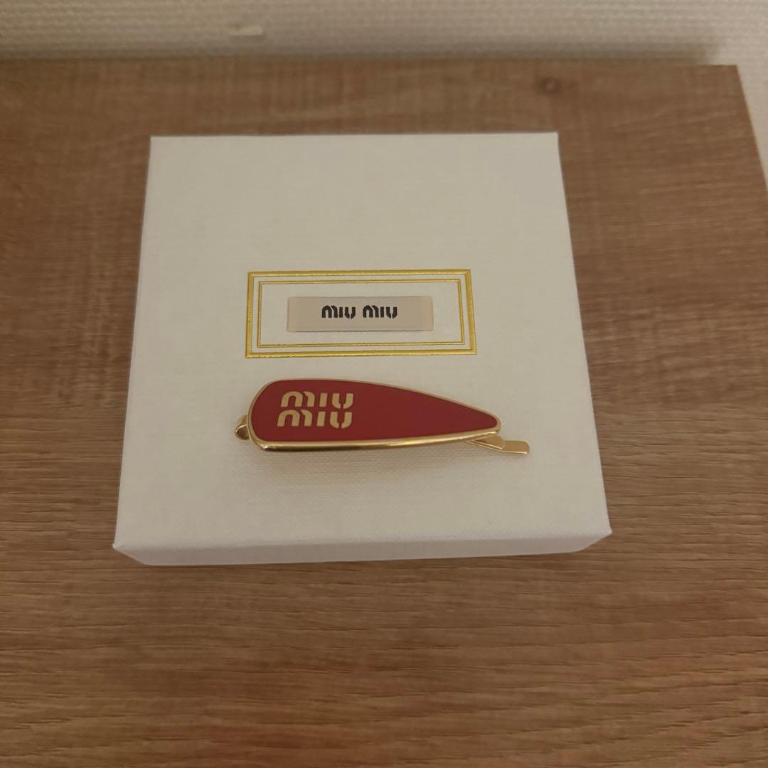 miumiu エナメルメタル　ヘアクリップ　レッド