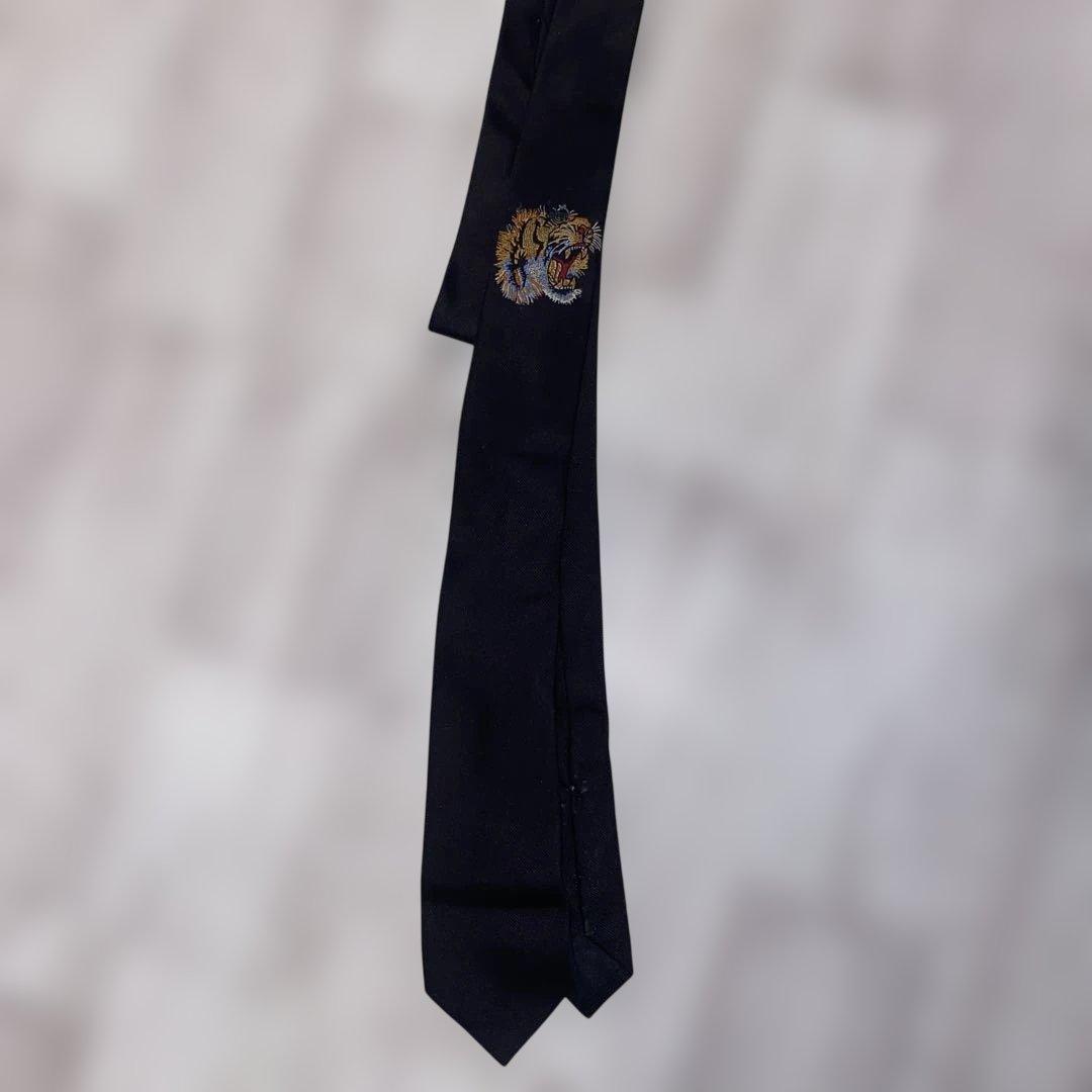 GUCCI トラ刺繍 黒ネクタイ