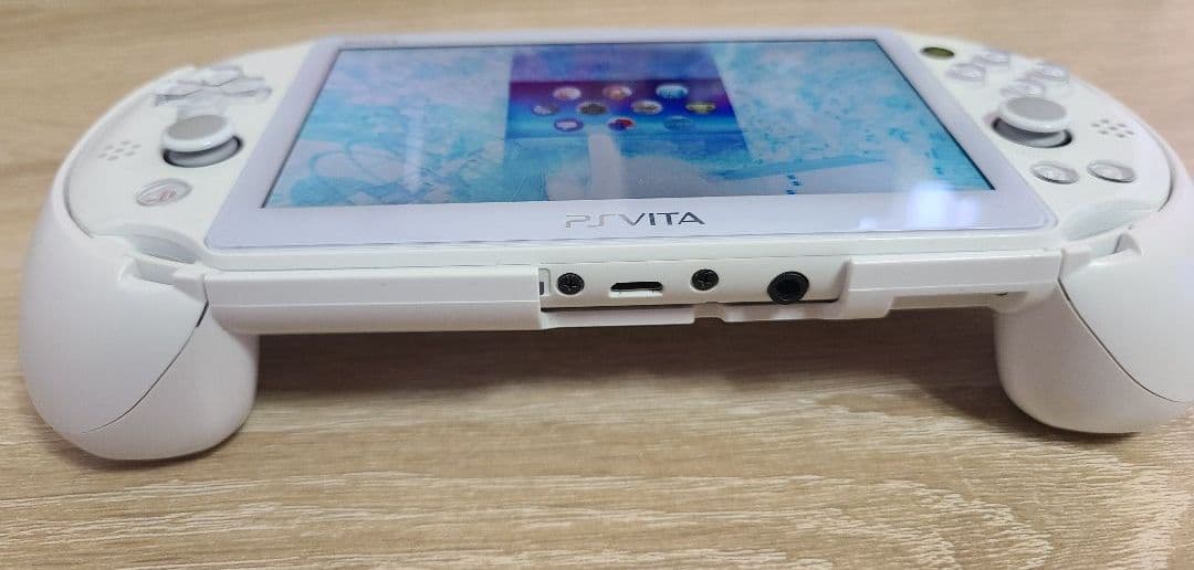 PlayStation Vita（PCH-2000)  美品 おまけ付き