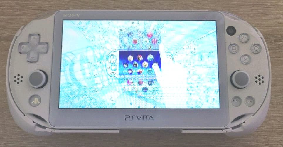 PlayStation Vita（PCH-2000)  美品 おまけ付き