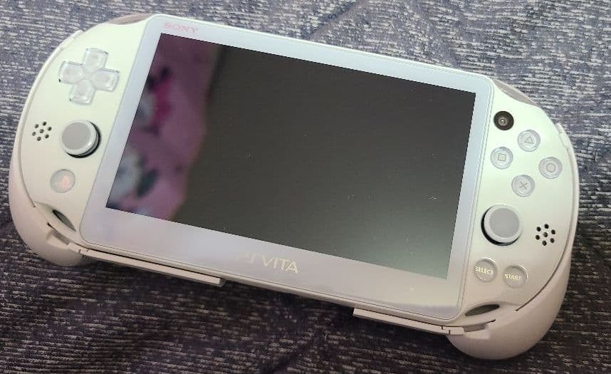 PlayStation Vita（PCH-2000)  美品 おまけ付き