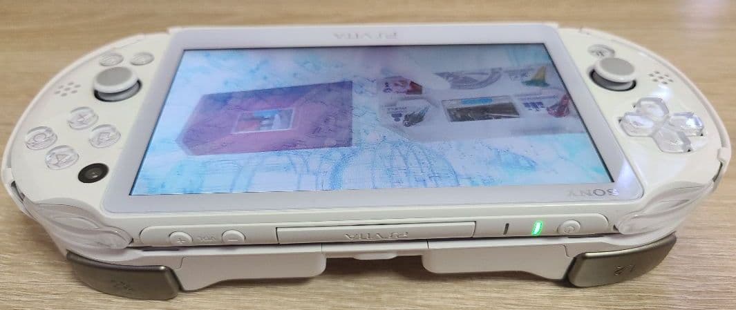 PlayStation Vita（PCH-2000)  美品 おまけ付き