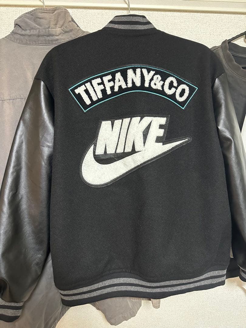 Nike スタジャン Tiffany & Co.刺繍付き