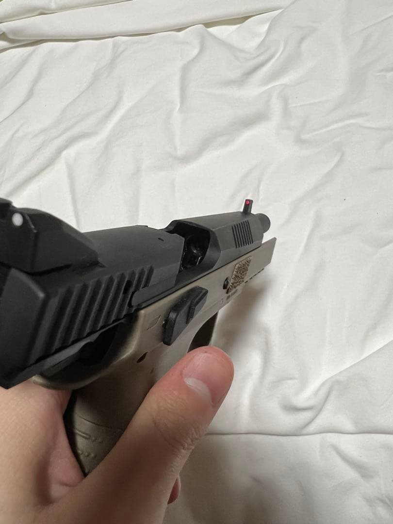 Carbon8 CZ P09 CO2 ブローバックエアガン (マガジン破損品)