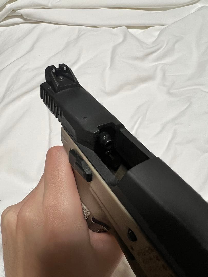 Carbon8 CZ P09 CO2 ブローバックエアガン (マガジン破損品)