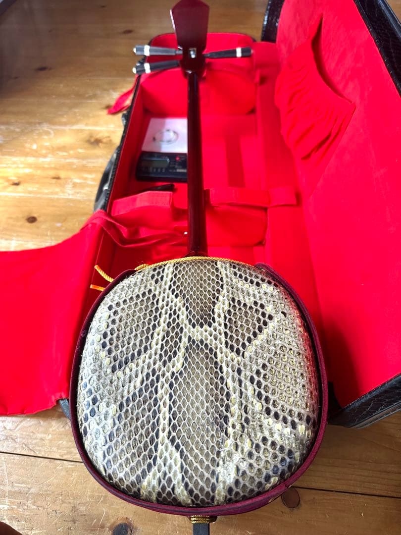 ヘビ皮製三線 本体とケース付き