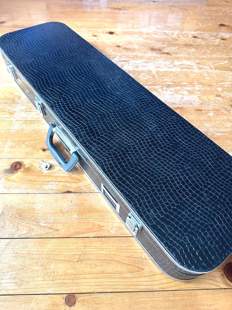 ヘビ皮製三線 本体とケース付き