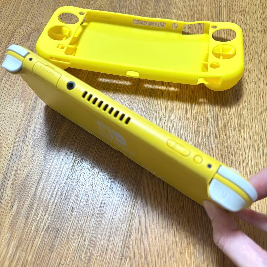 任天堂　Switch Lite イエロー　シリコンカバー付き　付属品なし