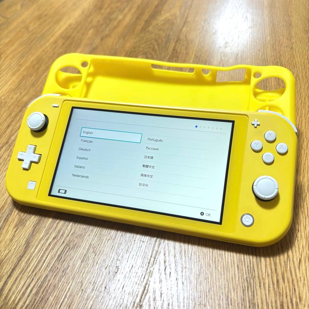 任天堂　Switch Lite イエロー　シリコンカバー付き　付属品なし