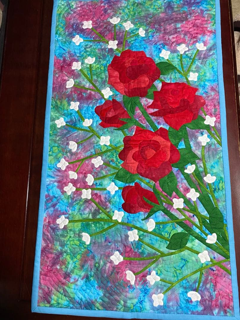 ハワイアンキルトタペストリー バラとカスミソウ