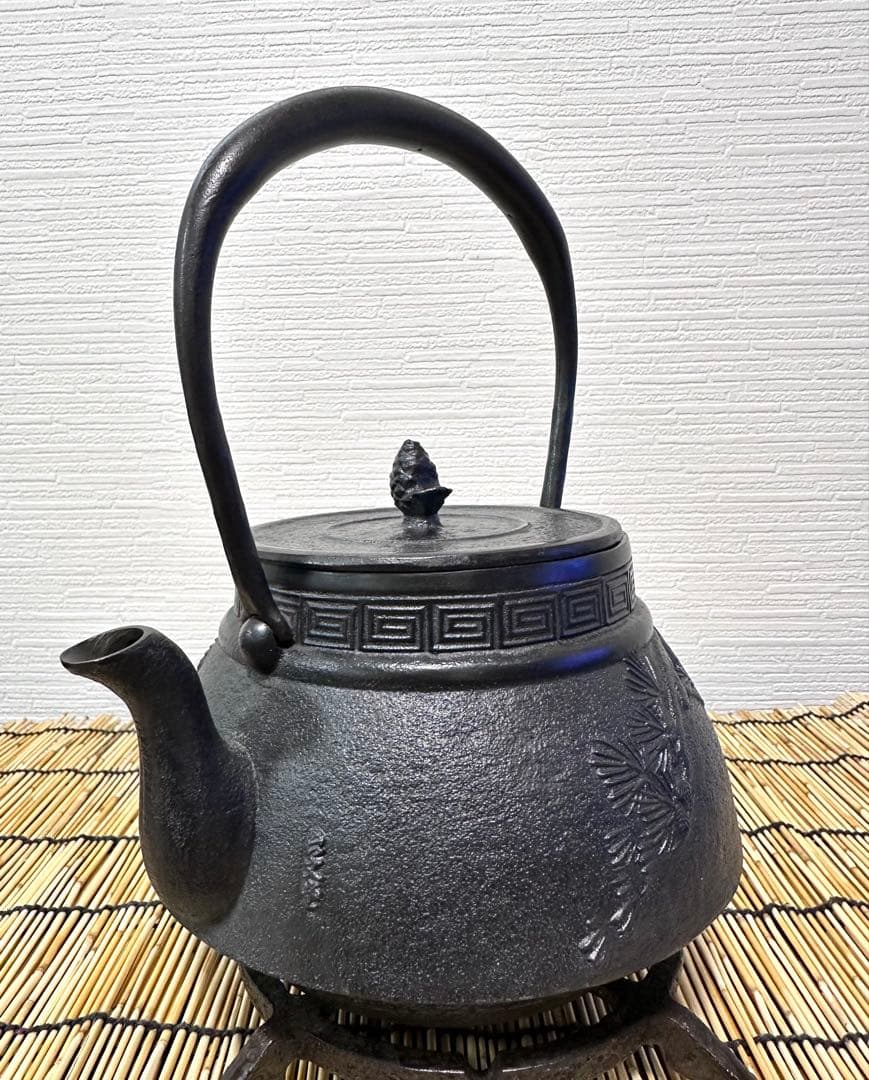 ほぼ未使用品、美品　南部長文堂 コシキ松　南部鉄瓶　南部鉄器　鉄瓶