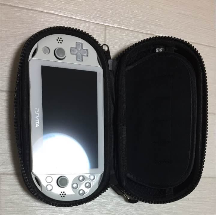 psvita2000充電ケーブル付き+ソフト2+本体ケース+メモリ16ギガ